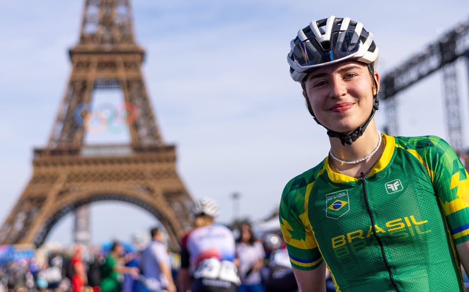 24.08.04 - Jogos Olímpicos Paris 2024 - Ciclismo de estrada - A atleta brasileira Ana Vitória Magalhães (Tota) posa para foto com a Torre Eiffeil. Foto: Miriam Jeske/COB.