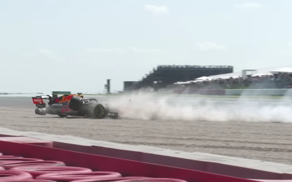 Acidente de Verstappen no GP da Inglaterra de 2021 (foto: Reprodução / F1)