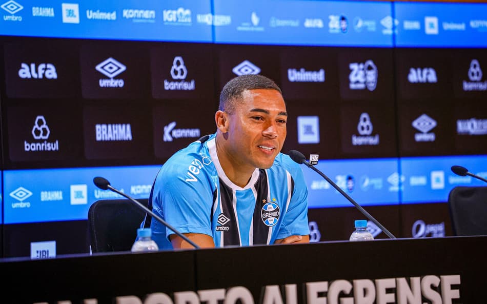 Carlos Vinícius em sua entrevista coletiva de apresentação no Grêmio. (Foto: Angelo Pieretti/Grêmio FBPA)