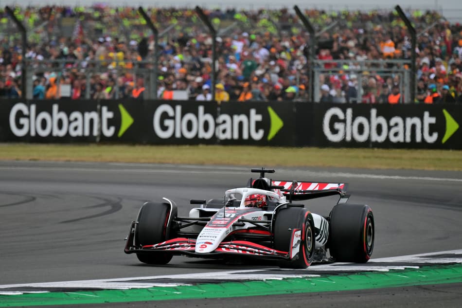 Francês Esteban Ocon, da Haas, no treino classificatório para o GP da Inglaterra (foto: Andrej ISAKOVIC / AFP)
