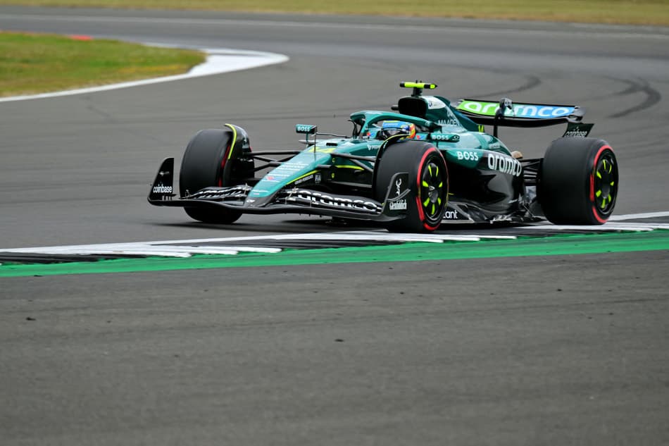 Espanhol Fernando Alonso, da Aston Martin, no treino classificatório para o GP da Inglaterra (foto: Andrej ISAKOVIC / AFP)