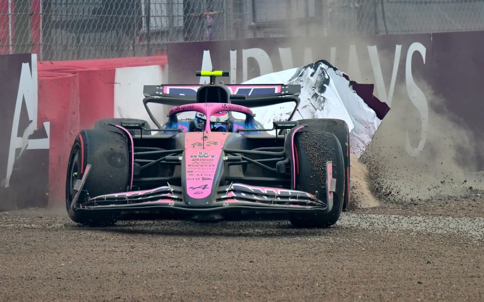 Argentino Franco Colapinto, da Alpine, roda e sai da pista no treino classificatório para o GP da Inglaterra (foto: Andrej ISAKOVIC / AFP)