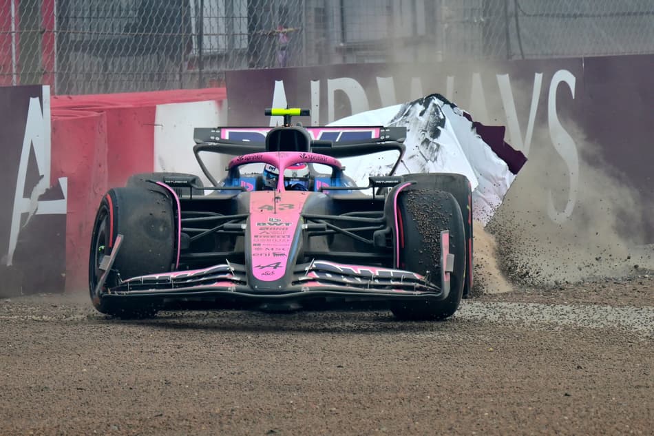 Argentino Franco Colapinto, da Alpine, roda e sai da pista no treino classificatório para o GP da Inglaterra (foto: Andrej ISAKOVIC / AFP)