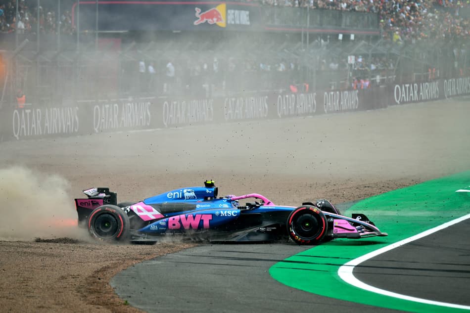 Argentino Franco Colapinto, da Alpine, roda e sai da pista no treino classificatório para o GP da Inglaterra (foto: Andrej ISAKOVIC / AFP)