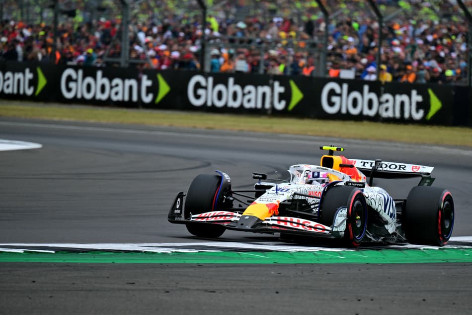 Neozelandês Liam Lawson, da RB, no treino classificatório para o GP da Inglaterra (foto: Andrej ISAKOVIC / AFP)
