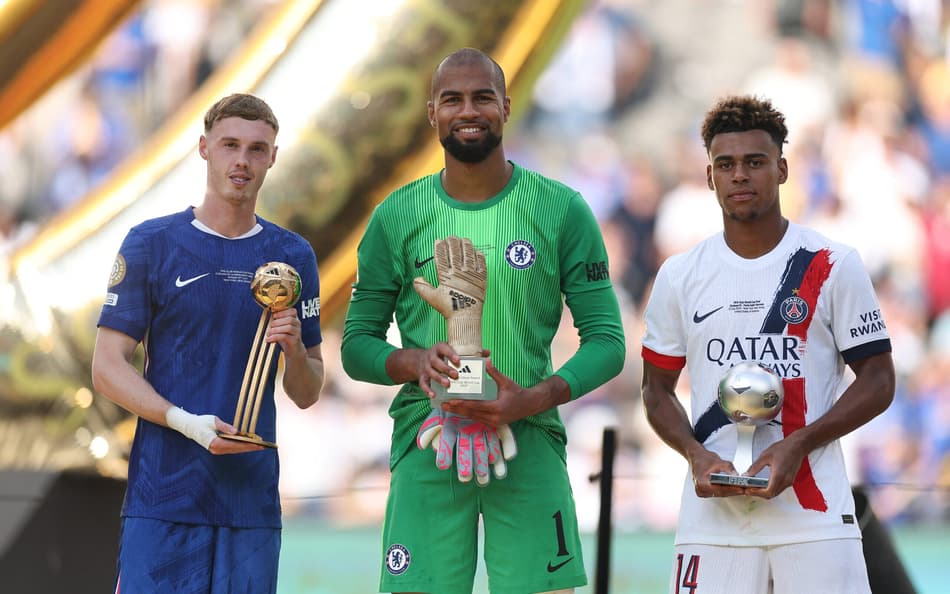 Cole Palmer, Robert Sánchez e Doué recebem premiações individuais após o fim do Mundial de Clubes