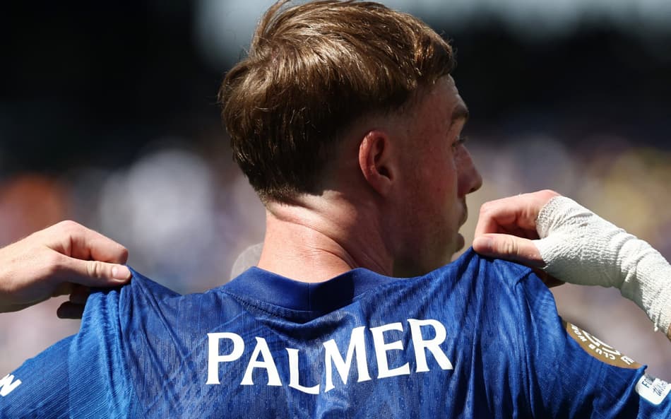 Cole Palmer exibe camisa após gol marcado pelo Chelsea sobre o PSG na final do Mundial de Clubes