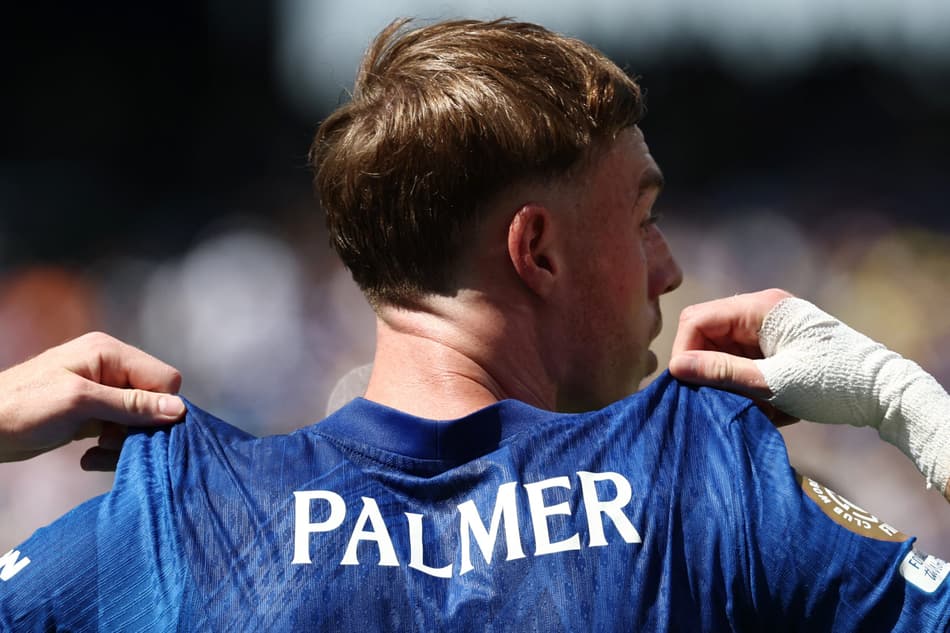 Cole Palmer exibe camisa após gol marcado pelo Chelsea sobre o PSG na final do Mundial de Clubes