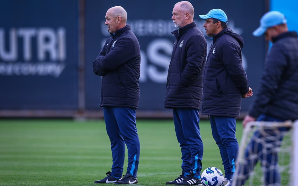 Flávio de Oliveira, Mano Menezes e Sidnei Lobo observam treinamento do Grêmio. (Foto: Lucas Uebel/Grêmio FBPA)