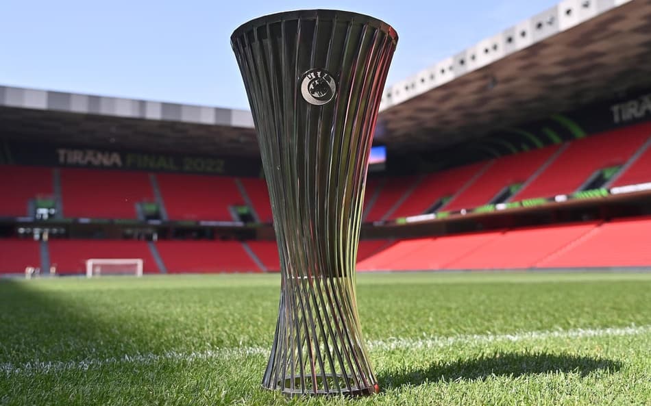 Conference-League-troféu