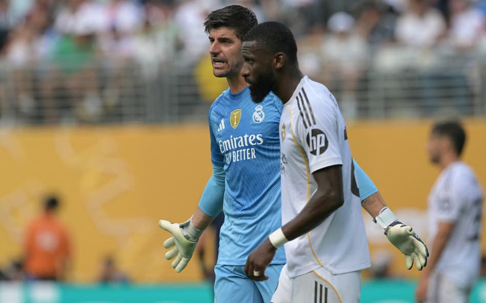 Courtois reage durante o jogo entre Real Madrid e PSG, pelo Mundial de Clubes