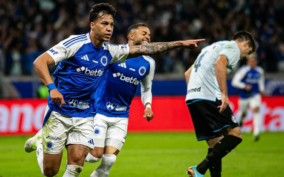 Kaio Jorge comemora um de seus três gols na goleada do Cruzeiro sobre o Grêmio. (Foto: Fernando Moreno/AGIF)