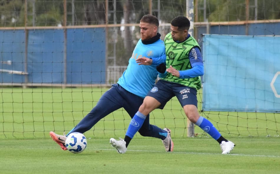 Cuéllar e Ariel disputam bola no jogo-treino entre Grêmio e Aimoré. (Foto: Leonardo Oberherr/CE Aimoré)