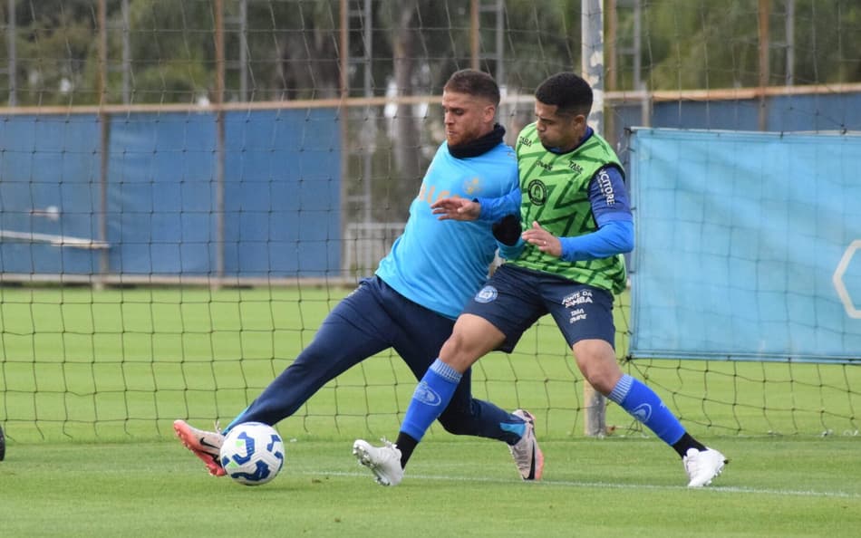 Cuéllar e Ariel disputam bola no jogo-treino entre Grêmio e Aimoré. (Foto: Leonardo Oberherr/CE Aimoré)