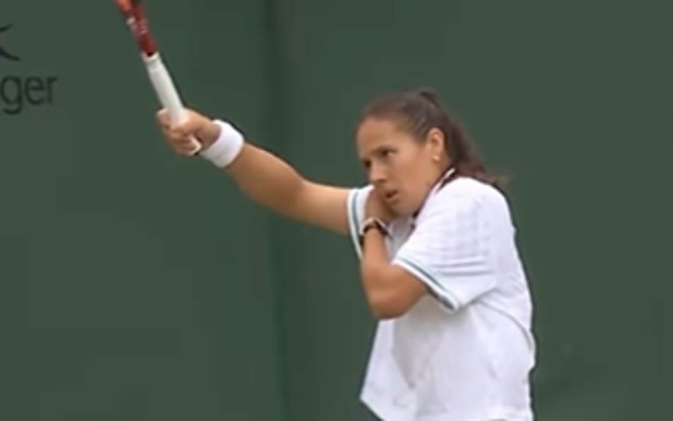 Daria Kasatkina com o brinco preso na camisa (reprodução Wimbledon)