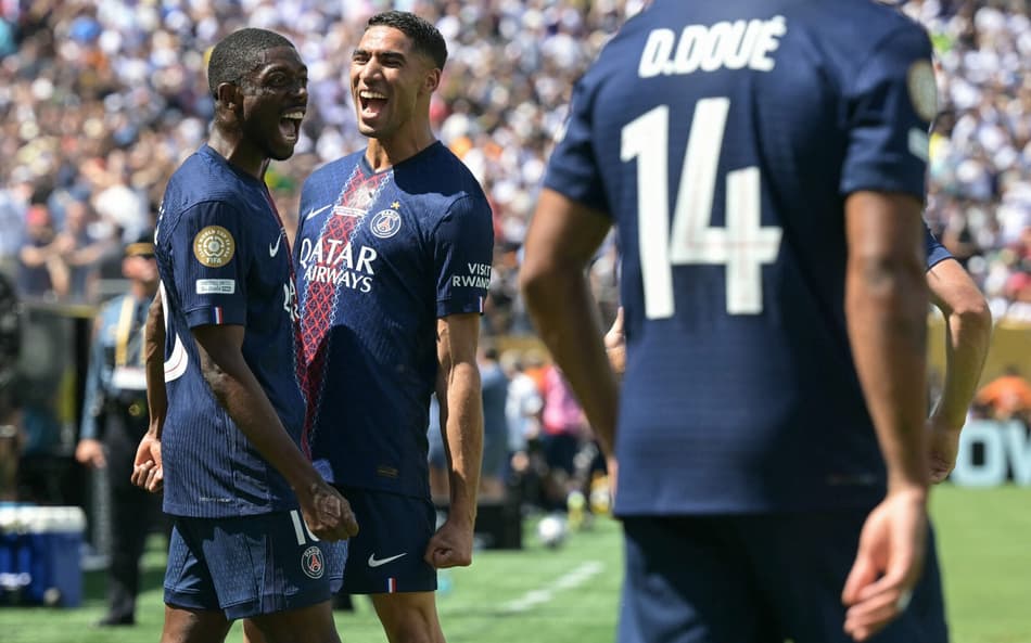 Dembélé e Hakimi comemoram gol do PSG sobre o Real Madrid, no Mundial de Clubes