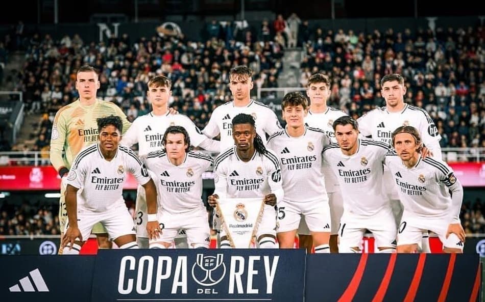Diego Aguado e o Real Madrid em foto antes de jogo, pela Copa do Rei