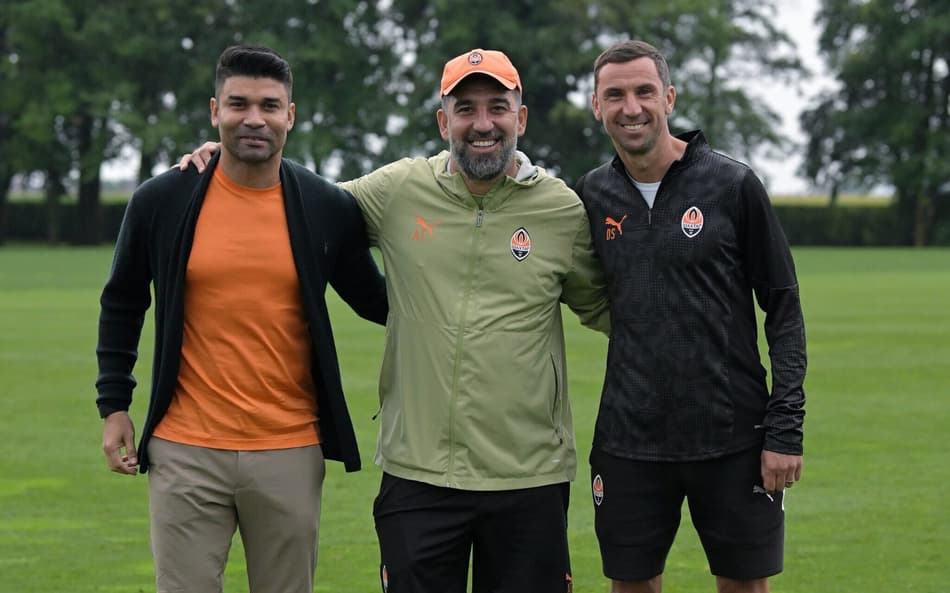 Eduardo da Silva, Arda Turan e Srna em treino do Shakhtar (Foto: Divulgação)