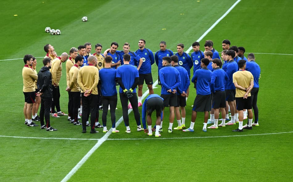 Elenco do Barcelona reunido antes do jogo contra o Dortmund, pela Champions
