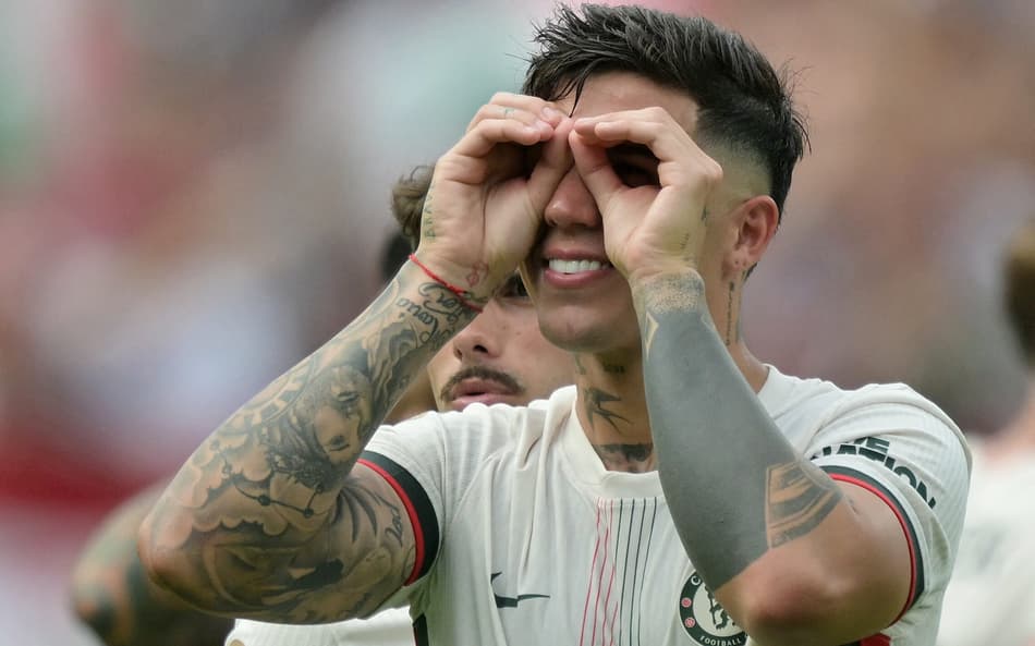 Enzo Fernández comemora classificação do Chelsea à final do Mundial de Clubes