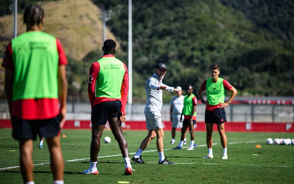 Erik ten Hag comanda treino do Bayer Leverkusen durante pré-temporada no Rio de Janeiro