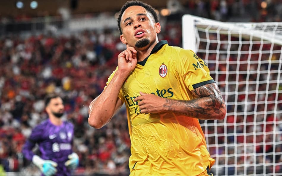 Ex-alvo do Flamengo, Noah Okafor comemora gol marcado pelo Milan contra o Liverpool em amistoso