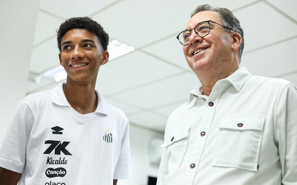 Robinho Jr. ao lado do presidente do Santos, Marcelo Teixeira, na renovação de contrato. (Foto: Reinaldo Campos/Santos FC)
