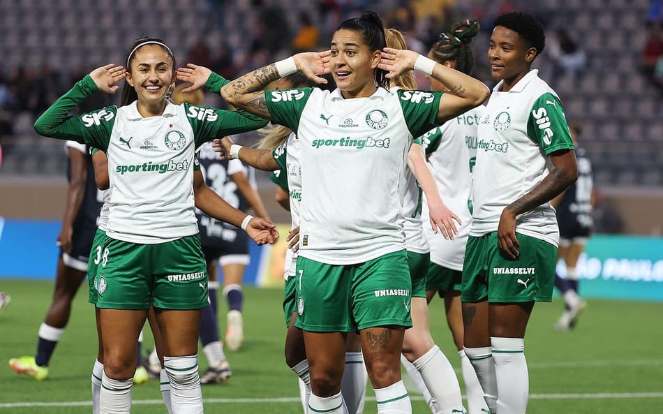 Jogadoras do Palmeiras comemoram classificação à final da The Women's Cup. (Foto: abio Menotti/Palmeiras)