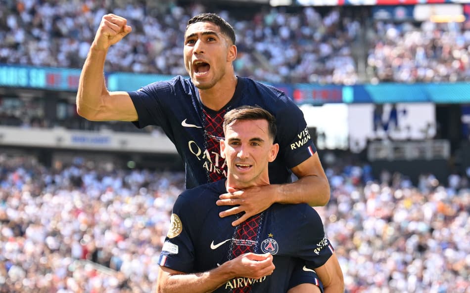 Fabian Ruiz e Hakimi comemoram um dos gols do PSG sobre o Real Madrid, no Mundial de Clubes