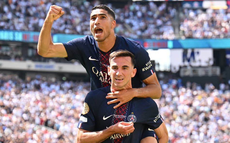 Fabian Ruiz e Hakimi comemoram um dos gols do PSG sobre o Real Madrid, no Mundial de Clubes