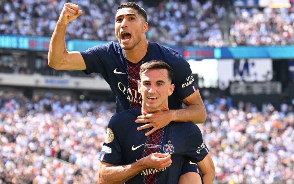Fabian Ruiz e Hakimi comemoram um dos gols do PSG sobre o Real Madrid, no Mundial de Clubes