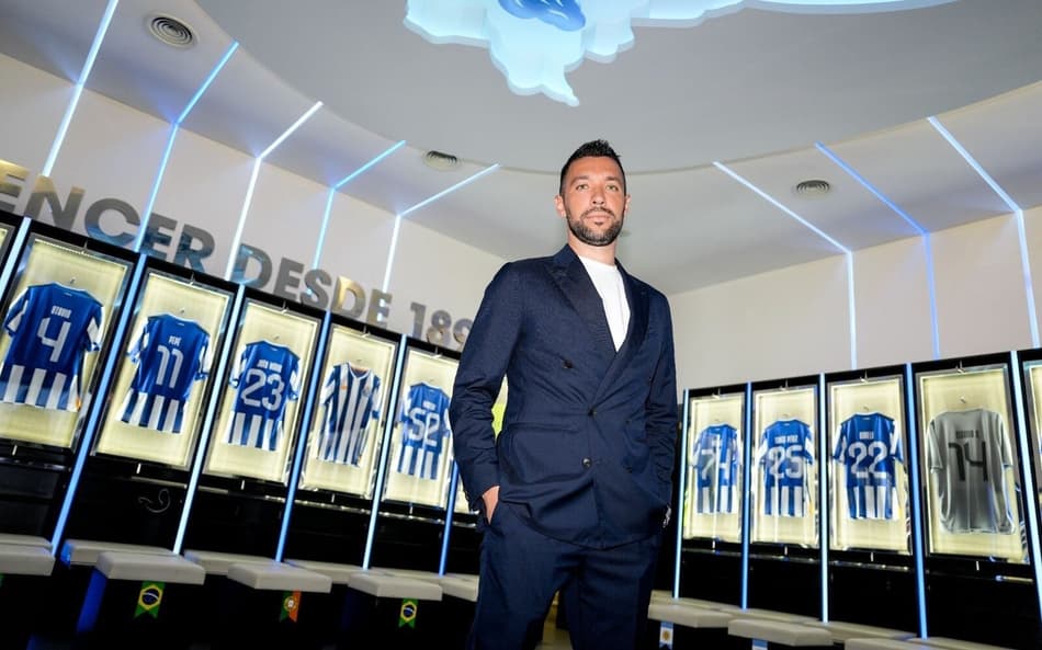 Francesco Farioli no vestiário do Porto (Foto: Divulgação/Porto)