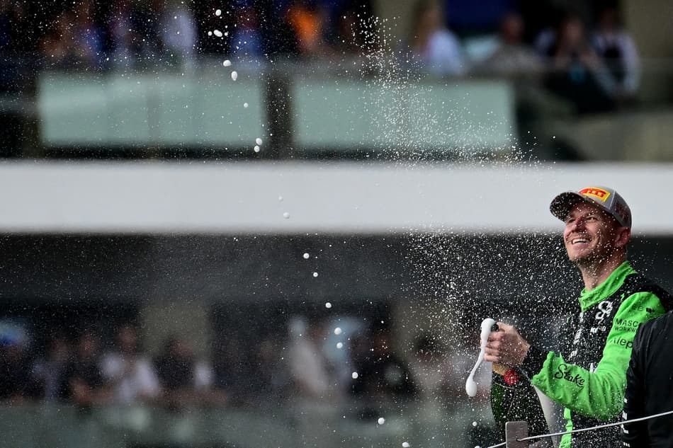 Alemão Nico Hulkenberg faz sua primeira festa do champanhe na F1 (foto: Ben STANSALL / AFP)