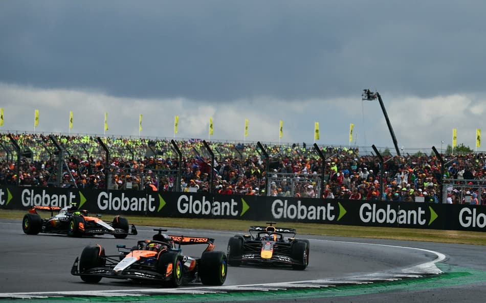 Australiano Oscar Piastri na liderança provisória sob ameaçadoras nuvens (foto: Ben STANSALL / AFP)