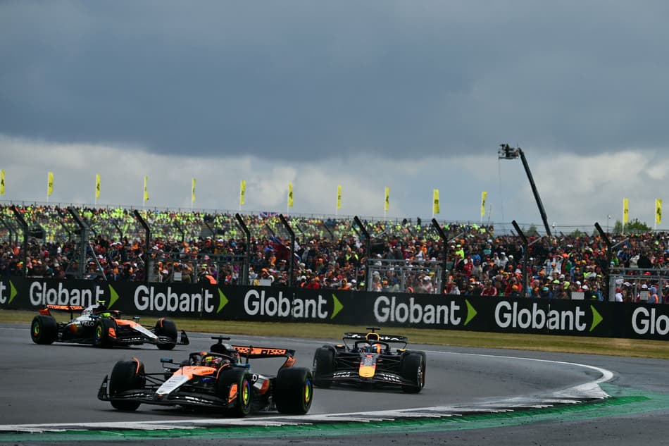 Australiano Oscar Piastri na liderança provisória sob ameaçadoras nuvens (foto: Ben STANSALL / AFP)