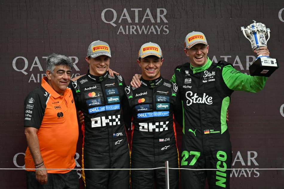 Oscar Piastri, Lando Norris e Nico Hulkenberg no pódio do GP da Inglaterra (foto: Andrej ISAKOVIC / AFP)