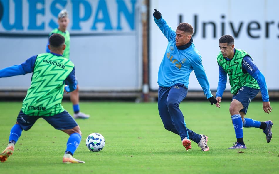 Cuéllar em disputa de bola no jogo-treino entre Grêmio e Aimoré. (Foto: Lucas Uebel/Grêmio FBPA)