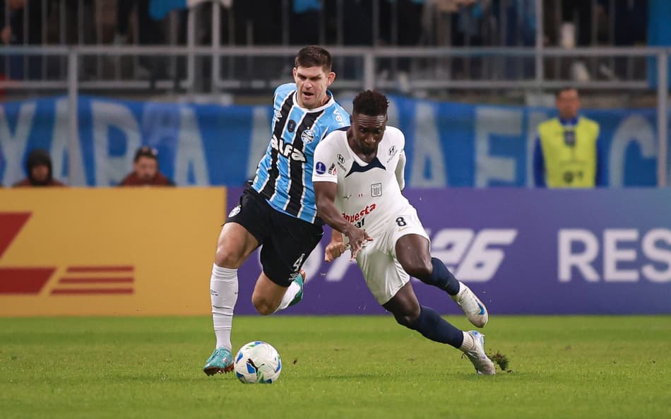 Kannemann e Castillo em disputa de bola no jogo entre Grêmio e Alianza Lima. (Foto: Maxi Franzoi/AGIF)