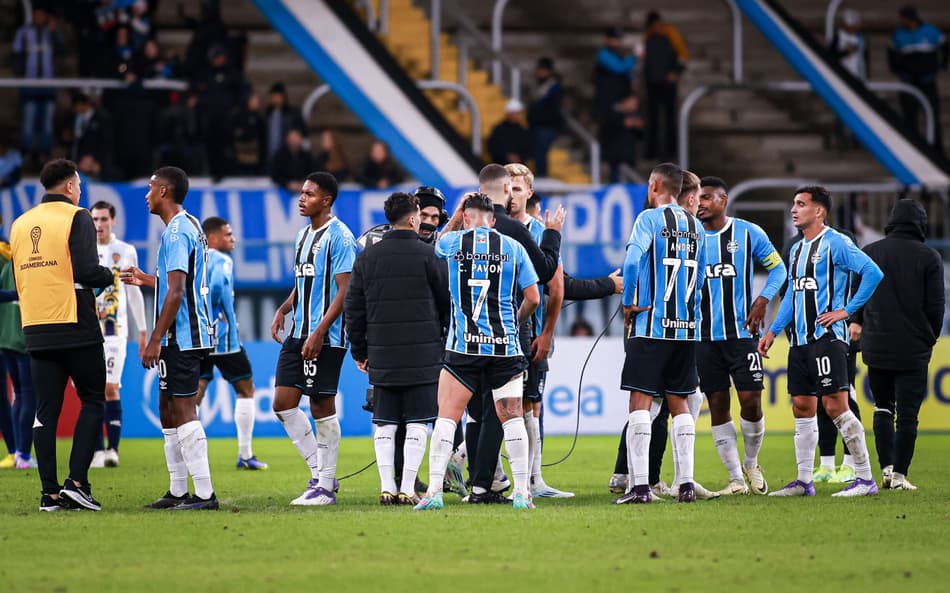 Pavón (camisa 7) reunido com jogadores do Grêmio após partida da Copa Sul-Americana. (Foto: Maxi Franzoi/AGIF)