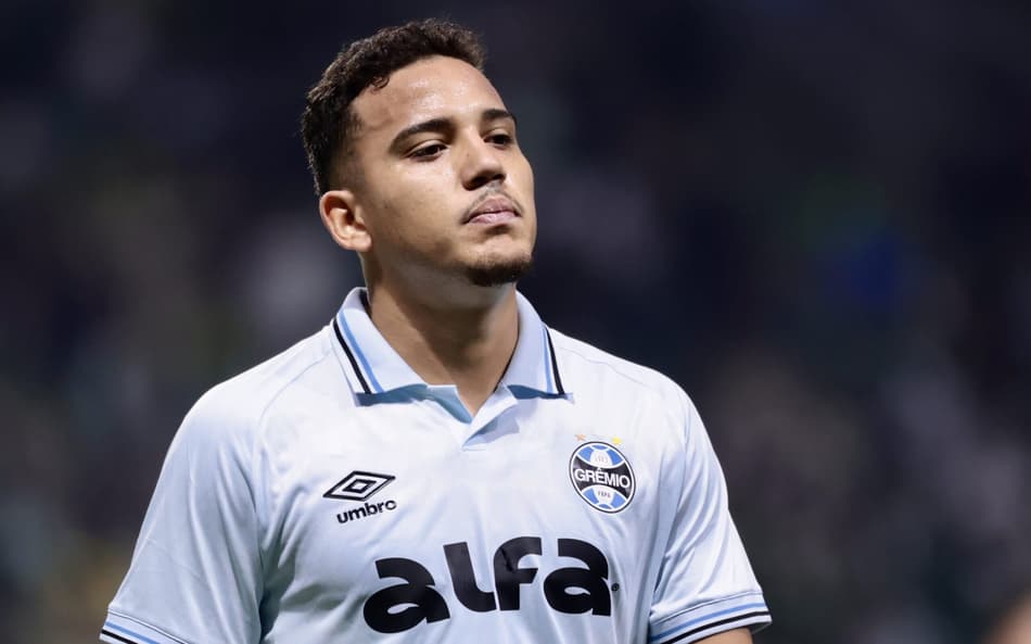Gustavo Martins voltará a atuar improvisado na lateral direita do Grêmio. (Foto: Marcello Zambrana/AGIF)