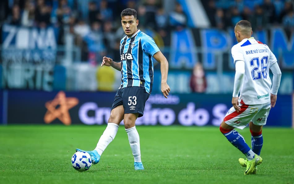 Gustavo Martins dá passe na vitória do Grêmio sobre o Fortaleza. (Foto: Lucas Uebel/Grêmio FBPA)