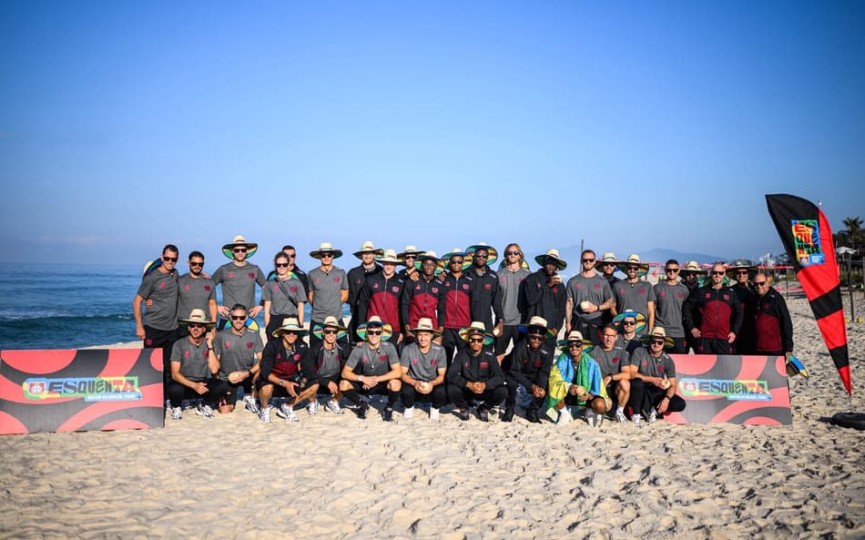 Time do Bayer Leverkusen na praia da Barra da Tijuca