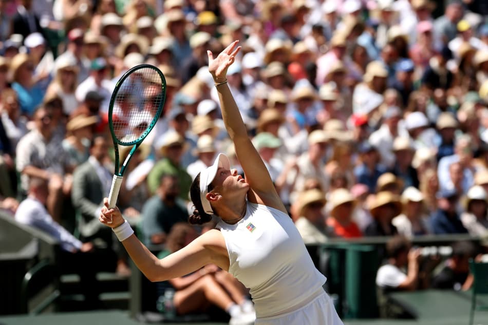 A americana Amanda Anisimova saca na semifinal contra Aryna Sabalenka (Divulgação/WTA)