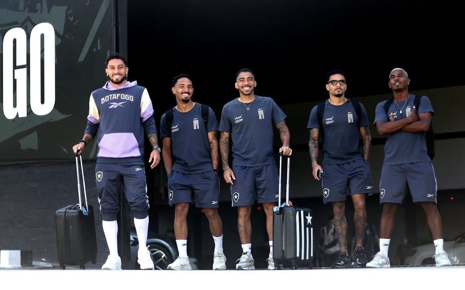 Jogadores do Botafogo no embarque para Brasília (Foto: Vítor Silva/Botafogo)