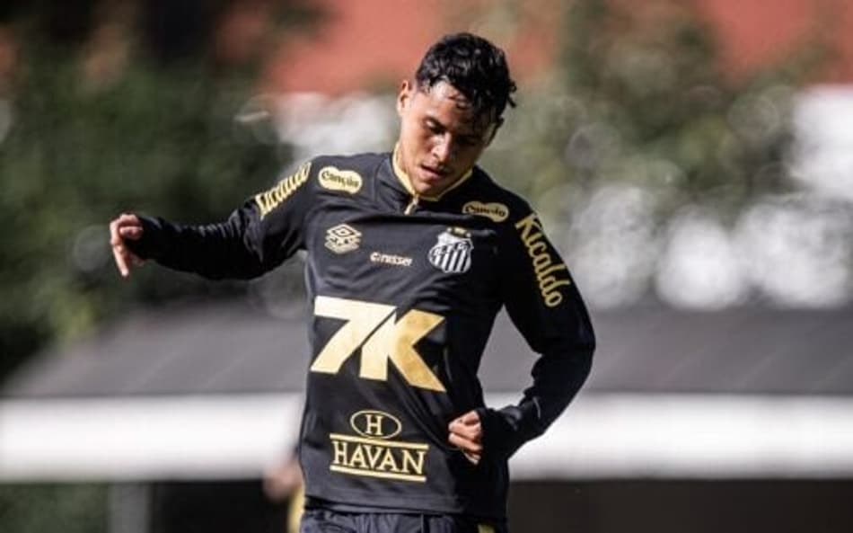 Hyan renova contrato com o Santos até julho de 2027. (Foto: Raul Baretta/ Santos FC)