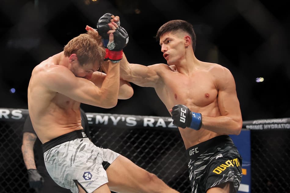 Islam Dulatov nocauteia Adam Fugitt no UFC 318 (foto: Jonathan Bachman / GETTY IMAGES NORTH AMERICA / Getty Images via AFP)