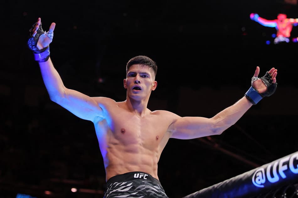Islam Dulatov celebra vitória sobre Adam Fugitt no UFC 318 (foto: Jonathan Bachman / GETTY IMAGES NORTH AMERICA / Getty Images via AFP)