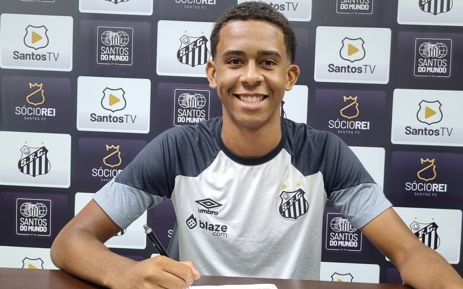 João Alencar assinou o primeiro contrato profissional com o Santos em 2023. (Foto: Tiago Maestre/Santos FC)