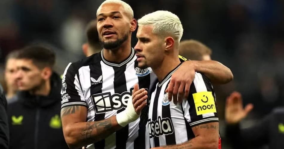 Joelinton e Bruno Guimarães após partida do Newcastle (Foto: AFP)