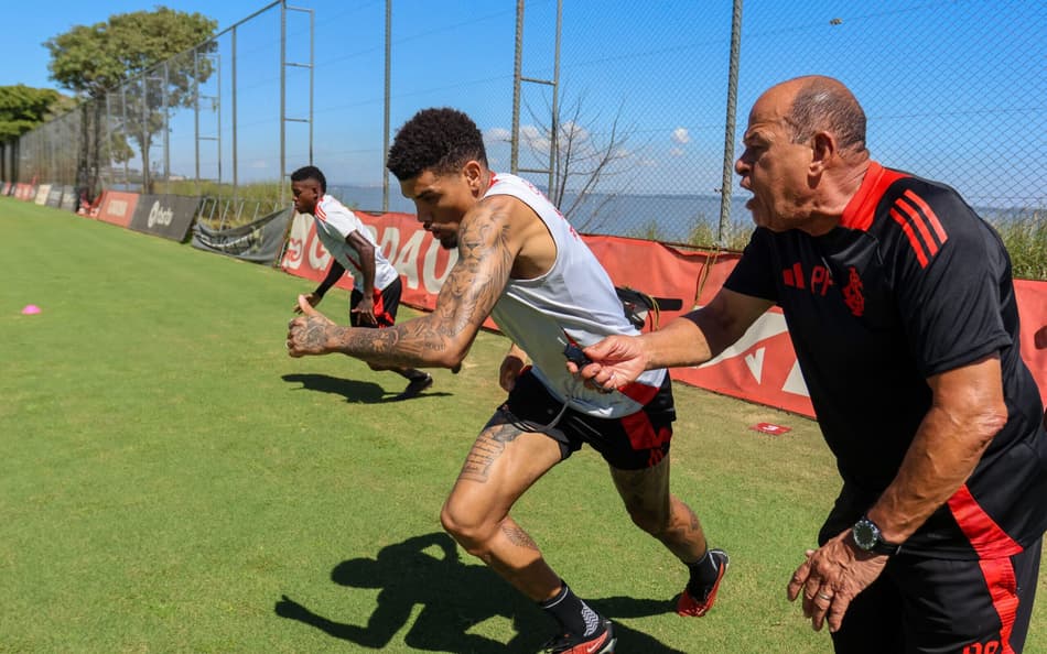 Vitão, Juninho (C) e Paulo Paixão no treino do Internacional. Foto: Ricardo Duarte/SC Internacional